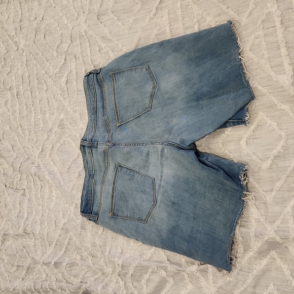 Light wash, distressed mid rise Universal Threads bermuda shorts size 14! - Picture 6 of 10